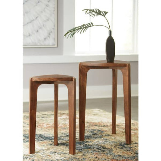 Signature Design By Ashley Brynnleigh 15.38 in. Medium Brown Triangle Wood Nesting End Table (Set of 2) A4000607